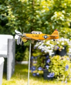 ta-6-texan-flugzeug-im-garten