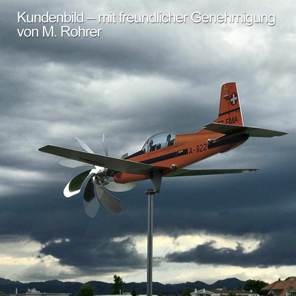 Gartendeko Pilatus PC-7 Flugzeug als Windrad aus Edelstahl/Metall Propeller dreht